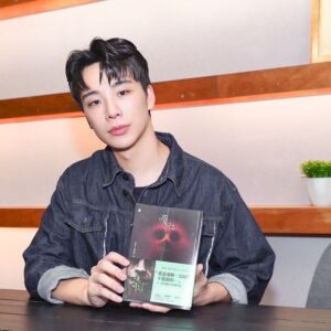 Chia-Yi Chu Instagram - 電影《嘎啦》映後的時候，一位觀眾跑到我面前，眼睛大大地問說：「儲旭，這麼醜的角色你怎麼演得下去？反差也太大了吧！」更有朋友看完後質問我是否真的有演出這部電影，真的很誇張！當然，這個角色雖然看似簡單，但從開始預備到做演員功課時，才發現裡面的細節相當複雜。而角色的個性反差程度還曾一度讓我懷疑人生。

當然，增胖十公斤除了在外型上的改變，更重要的是說服自己，相信自己就是「天仁」。當照到鏡子時找不到原本的樣貌，說話方式自然地改變，眼神和個性也會隨之變化。或許這就是生命的奧秘之處，你看到什麼就會相信什麼。在表演上，更可以專注於這個人物。準備這個角色我付出了不少，這是我第一次擔任電影主演，很多地方需要學習和努力，但這一切都是值得的。大家一起努力向前！

女主角：瑪菲司 @halo_mavis 

Photographer: 三立新聞網 @setnews 
Hair: @pongu.c 
@gala_0719movie 
#電影 #夏日 #新聞 #採訪 #演員