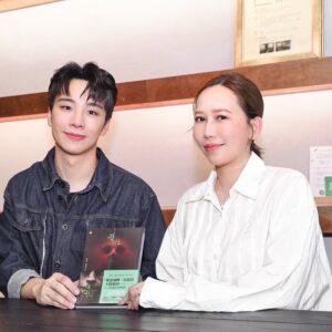 Chia-Yi Chu Instagram - 電影《嘎啦》映後的時候，一位觀眾跑到我面前，眼睛大大地問說：「儲旭，這麼醜的角色你怎麼演得下去？反差也太大了吧！」更有朋友看完後質問我是否真的有演出這部電影，真的很誇張！當然，這個角色雖然看似簡單，但從開始預備到做演員功課時，才發現裡面的細節相當複雜。而角色的個性反差程度還曾一度讓我懷疑人生。

當然，增胖十公斤除了在外型上的改變，更重要的是說服自己，相信自己就是「天仁」。當照到鏡子時找不到原本的樣貌，說話方式自然地改變，眼神和個性也會隨之變化。或許這就是生命的奧秘之處，你看到什麼就會相信什麼。在表演上，更可以專注於這個人物。準備這個角色我付出了不少，這是我第一次擔任電影主演，很多地方需要學習和努力，但這一切都是值得的。大家一起努力向前！

女主角：瑪菲司 @halo_mavis 

Photographer: 三立新聞網 @setnews 
Hair: @pongu.c 
@gala_0719movie 
#電影 #夏日 #新聞 #採訪 #演員