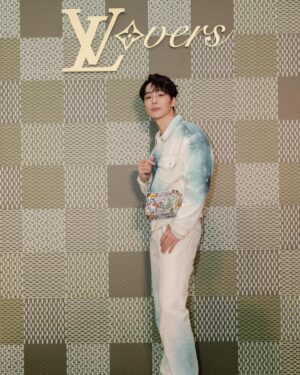 Chia-Yi Chu Instagram - 開心可以一同參與Louis Vuitton 
2024春夏男裝快閃店活動 
在這裡許多不同的感覺與色彩充斥著滿滿的歡喜氛圍
每個耀眼顏色都屬於春夏適合自己的光彩～
裏頭好多今年春夏系列男裝款式 看了好心動
而我身上的這一套是自己很喜歡的LV Spray 牛仔外套
而藍綠色的紮染圖案加上高反差的白色Monogram圖案與寬鬆版型落肩剪裁真的是在喜愛不過了～^_^
接下來就是這個包了～這款Mini Soft Trunk它絢麗繽紛是不是很有卡通玩偶的感覺～重新詮釋Monogram花卉圖案及LV標誌融合其中 白色皮革肩帶真的很時尚而且尺寸輕巧，方便出門啦～～～ 
快閃店位於遠百信義A13一樓

#lvmenss24 
@louisvuitton 
#louisvuitton 
@pharrell 

攝影師photographer: @ghoseut
髮型 hair: @pongu.c
