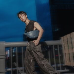 Chia-Yi Chu Instagram - 平時對ROBINMAY 即是簡約好搭配且非常容易入手，而質感細節更是不用說，這次在ROBINMAY上我覺得以單色調的灰打造出街頭流行感是百搭的首選

#ROBINMAY 
#ROBINMAYxSHUHUA 
#SoMeSoReal
#AllForExplore
#夢特真皮RX

Photographer : @ghoseut