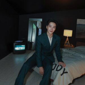 Chia-Yi Chu Instagram - 無目的地找目的地：蕭敬騰全新專輯《野生》概念展

天空一直是我想像創作的靈感泉源之一，變化莫測卻驚豔動人，昨晚看許多朋友在分享雙子座流星雨跟挪威極光，心中一直很想放飛自我直奔山上，沒想到能在蕭敬騰全新專輯《野生》松菸展覽中，一圓看極光的夢想（真的是沒料到）。

原以為圓了極光夢就已經足矣，居然還由金曲歌王蕭敬騰帶我們進登機門、落地挪威、看極光甚至到體驗錄音室氛圍，這些細節都看出這次展覽用心，在講解與黃金陣容夏永康、林炳存、李焯雄及梁翹柏四位老師的合作細節，以及將整張專輯團隊專程拉至挪威錄製拍攝，營造沈浸式電影感的野心，這張專輯肯定要不同凡響。

今天小小遺憾是，另一展間還在佈置，聽展方說預計於 12/16 明天完成，意思是明天開展，幸運的你們可以一睹完整展覽耶！你們願意替我去現場多拍些美美照片嗎？

〔無目的地找目的地：蕭敬騰全新專輯《野生》概念展〕
日期｜2023年12月16日至12月25日
地點｜松菸 Island133 
報名連結發在限動，現在預約參展，現場還能取得展覽周邊
報刊（場刊）、登機證、拍立得。

@jam_hsiao0330 @warnermusictw 
#蕭敬騰 #野生 #無目的地找目的地