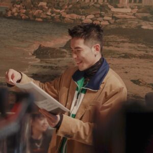 Chia-Yi Chu Instagram - 無目的地找目的地：蕭敬騰全新專輯《野生》概念展

天空一直是我想像創作的靈感泉源之一，變化莫測卻驚豔動人，昨晚看許多朋友在分享雙子座流星雨跟挪威極光，心中一直很想放飛自我直奔山上，沒想到能在蕭敬騰全新專輯《野生》松菸展覽中，一圓看極光的夢想（真的是沒料到）。

原以為圓了極光夢就已經足矣，居然還由金曲歌王蕭敬騰帶我們進登機門、落地挪威、看極光甚至到體驗錄音室氛圍，這些細節都看出這次展覽用心，在講解與黃金陣容夏永康、林炳存、李焯雄及梁翹柏四位老師的合作細節，以及將整張專輯團隊專程拉至挪威錄製拍攝，營造沈浸式電影感的野心，這張專輯肯定要不同凡響。

今天小小遺憾是，另一展間還在佈置，聽展方說預計於 12/16 明天完成，意思是明天開展，幸運的你們可以一睹完整展覽耶！你們願意替我去現場多拍些美美照片嗎？

〔無目的地找目的地：蕭敬騰全新專輯《野生》概念展〕
日期｜2023年12月16日至12月25日
地點｜松菸 Island133 
報名連結發在限動，現在預約參展，現場還能取得展覽周邊
報刊（場刊）、登機證、拍立得。

@jam_hsiao0330 @warnermusictw 
#蕭敬騰 #野生 #無目的地找目的地
