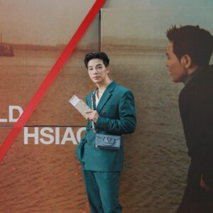 Chia-Yi Chu Instagram - 無目的地找目的地：蕭敬騰全新專輯《野生》概念展

天空一直是我想像創作的靈感泉源之一，變化莫測卻驚豔動人，昨晚看許多朋友在分享雙子座流星雨跟挪威極光，心中一直很想放飛自我直奔山上，沒想到能在蕭敬騰全新專輯《野生》松菸展覽中，一圓看極光的夢想（真的是沒料到）。

原以為圓了極光夢就已經足矣，居然還由金曲歌王蕭敬騰帶我們進登機門、落地挪威、看極光甚至到體驗錄音室氛圍，這些細節都看出這次展覽用心，在講解與黃金陣容夏永康、林炳存、李焯雄及梁翹柏四位老師的合作細節，以及將整張專輯團隊專程拉至挪威錄製拍攝，營造沈浸式電影感的野心，這張專輯肯定要不同凡響。

今天小小遺憾是，另一展間還在佈置，聽展方說預計於 12/16 明天完成，意思是明天開展，幸運的你們可以一睹完整展覽耶！你們願意替我去現場多拍些美美照片嗎？

〔無目的地找目的地：蕭敬騰全新專輯《野生》概念展〕
日期｜2023年12月16日至12月25日
地點｜松菸 Island133 
報名連結發在限動，現在預約參展，現場還能取得展覽周邊
報刊（場刊）、登機證、拍立得。

@jam_hsiao0330 @warnermusictw 
#蕭敬騰 #野生 #無目的地找目的地