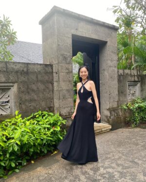 Chiago Liu Instagram - 海島戶外的婚禮
行程會跟著天氣的變化而小小變動
那天午後下了場大雨
雨漸漸的停了之後
原本的戶外場地已經被淋濕
工作人員加緊腳步努力的把座椅和地板盡量的擦乾
還是讓新人在戶外完成了美麗的儀式💕
要幸福開心美滿呦～～

人生晴晴雨雨
願我們珍惜這一路陪伴的彼此

然後
我覺得我參加婚禮穿的這件洋裝
好美喔
哈哈哈
在賓客們在新人villa等待的時間
我
在新人家門口拍照留念
😆😆😆
完全原圖直出😆

Dress @bashparis @imaginextw 
#bashlovestaipei 
#bashdressup 
#bashss24 
❤️