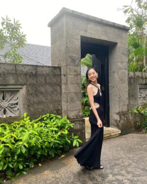 Chiago Liu Instagram - 海島戶外的婚禮
行程會跟著天氣的變化而小小變動
那天午後下了場大雨
雨漸漸的停了之後
原本的戶外場地已經被淋濕
工作人員加緊腳步努力的把座椅和地板盡量的擦乾
還是讓新人在戶外完成了美麗的儀式💕
要幸福開心美滿呦～～

人生晴晴雨雨
願我們珍惜這一路陪伴的彼此

然後
我覺得我參加婚禮穿的這件洋裝
好美喔
哈哈哈
在賓客們在新人villa等待的時間
我
在新人家門口拍照留念
😆😆😆
完全原圖直出😆

Dress @bashparis @imaginextw 
#bashlovestaipei 
#bashdressup 
#bashss24 
❤️