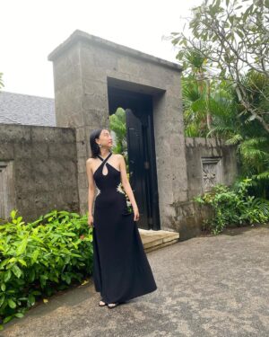 Chiago Liu Instagram - 海島戶外的婚禮
行程會跟著天氣的變化而小小變動
那天午後下了場大雨
雨漸漸的停了之後
原本的戶外場地已經被淋濕
工作人員加緊腳步努力的把座椅和地板盡量的擦乾
還是讓新人在戶外完成了美麗的儀式💕
要幸福開心美滿呦～～

人生晴晴雨雨
願我們珍惜這一路陪伴的彼此

然後
我覺得我參加婚禮穿的這件洋裝
好美喔
哈哈哈
在賓客們在新人villa等待的時間
我
在新人家門口拍照留念
😆😆😆
完全原圖直出😆

Dress @bashparis @imaginextw 
#bashlovestaipei 
#bashdressup 
#bashss24 
❤️