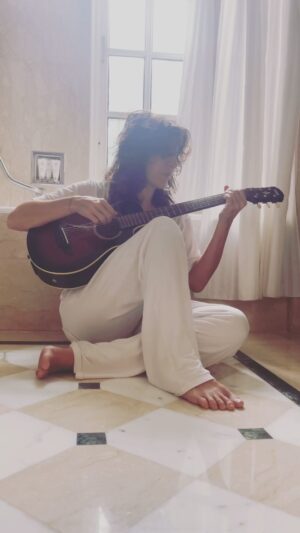 Chiara Civello Instagram - Merry Xmas 🎄 love to you and peace for all.

#peace #ceasefire