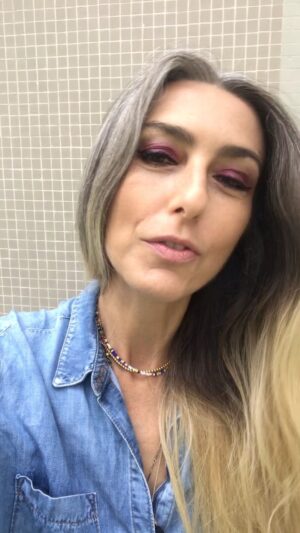 Chiara Gadaleta Instagram - Mais um pouco da minha visão sobre AMADURECER E sobre deixar os cabelos brancos naturais.
No video solto a voz.
Me fala o que achou.

#contemporaneadesimesma 
#vivermelhorcommenos 
#chiaragadaleta
#etarismo
#qualéamodaqueterepresenta
