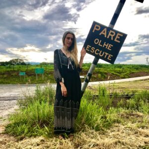 Chiara Gadaleta Instagram - Entendendo os sinais !
Esse 2020 está terminando e que bom continuar com a mente aberta e refletir sobre os ensinamentos.
Este ano fomos convidados a parar de fato, olhar com mais cuidado e ouvir com mais atenção.
Acredito que, em 2021, teremos como colocar em prática as boas “práticas” e cuidar ainda mais da saúde, a minha, a sua e a do planeta!
Vamos juntes!
#2021
#doeuparaonós 
#contemporaneadesimesma 
#ecoera
#chiaragadaleta