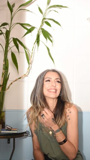 Chiara Gadaleta Instagram - A moda que me representa me faz sentir bem, comigo mesma e com o planeta. 

É aquela que se compromete com o futuro e me dá boas notícias sobre o meio ambiente e sobre as pessoas. É sobre essa moda que vou falar. Hoje eu vou contar uma ótima notícia sobre o mercado de resale e como ele contribui com o meio ambiente. Vocês sabem que eu AMO brechós e minha missão é espalhar boas novas e disseminar possibilidades de diminuir o impacto da nossa maneira de criar, vender e comprar MODA. E nesse domingo estou contente de compartilhar mais essa boa notícia com vocês. 

A @IntimissimiBrasilOficial e a startup @RepassaBR fizeram uma parceria incrível que nos ajuda a entender melhor como fazer parte dessa mudança para um consumo consciente na moda. Conto tudo no vídeo, vem saber mais e me conta o que achou! 

#intimissimibrasil #intimissimicares #parceirosdobem” #publiecoera
