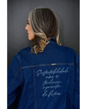Chiara Gadaleta Instagram - Acho que todo mundo sabe que eu amo o meu trabalho, amo moda, e sei do papel de cada marca de moda no mundo hoje.
Sei o meu também, e do Movimento Ecoera, que é o de colaborar, com 15 anos de experiência em campo, com empresas desse setor que desejam ingressar na jornada da sustentabilidade.
⠀
⠀
Tem também empresas e marcas que dividem a estrada conosco desde o inicio e uma delas é a @malweeoficial 
Essa jaqueta, que eu AMEI, mostra o carinho mútuo e também como uma peça de roupa pode falar sozinha.
Essa é a moda que me representa e me faz sorrir.
Bora continuar que temos muito trabalho pela frente não é mesmo, @guilhermemoreno ?
⠀
⠀
#QualÉaModaQueTeRepresenta
#ecoera
#sustentabilidade
#moda