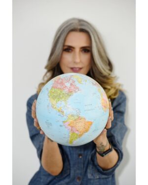 Chiara Gadaleta Instagram - A gente se acostumou a pensar globalmente, mas é localmente que mudança precisa começar no universo da moda.
⠀
Eu sempre achei que a moda nacional podia olhar mais para dentro, para esse Brasil com seus 6 biomas, com essa natureza espetacular e para nossa biodiversidade, uma das mais ricas do planeta.
⠀
⠀
Hoje em tempos de pandemia, o mundo da moda tem a chance de olhar para dentro, cuidar de quem cria, vende e compra localmente. Chegou a hora de pensar na sustentabilidade de forma pratica e contratar profissionais que posam colaborar nessa jornada que precisa ser vivida aqui e agora.
Chegou a hora da moda brasileira se comprometer e cuidar desse nosso pedacinho de planeta!
Eu quero fazer parte desse plano e me vestir de responsabilidade com o futuro, e você?
⠀
#QualÉaMOdaQueTeRepresenta
#modapeloclima
#clima
#sustentabilidade
#ecoera