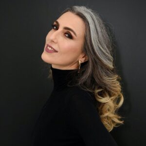 Chiara Gadaleta Instagram - Começando a semana com uma homenagem a todas as mulheres que escrevem suas histórias de próprio punho.

Todas que saem da zona de conforto, do senso comum e decidem contar suas histórias com coragem de mostrar vulnerabilidade e bancar o que vier depois.

Todas que dividem suas histórias verdadeiras e sabem que precisam mudar de lugar constantemente e aprender a viver o desconforto da opinião do outro e do julgamento. 
Tenho conversado com mulheres entre 35 e 50 anos que estão querendo e precisando de mudanças em tempos de pandemia e buscando se recolocar no mercado de trabalho com interesse em se aprofundar em sustentabilidade. Amo conversar e me reconhecer em cada uma delas, prontas para escrever mais um capitulo em suas histórias.

Eu comecei um novo ciclo um ano e meio atrás quando abracei a minha idade, celebrei a minha experiência e acolhi os cabelos prateados. Decidi #ViverMelhorComMenos químicos e disse não para o preconceito. O resultado foi transformador e hoje me sinto mais segura, com autoestima melhor e minha performance no trabalho melhorou. 

Sei que encarar uma mudança, protagonizar sua própria historia dá um frio na barriga e nem sempre é fácil, mas eu recomendo. Olhar no espelho e se reconhecer fora e dentro não tem preço!
Boa semana com coragem e amor.

#ViverMelhorComMenos
#ContemporaneaDeSiMesma
#ChiaraGadaleta
