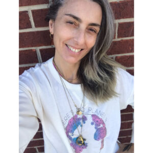 Chiara Gadaleta Instagram - Sem filtro, sem make, sem químicos na pele e no cabelo mas sempre com sorriso no rosto.
Foi com esse mesma esperança que começamos essa trilha e caminhamos pela jornada da sustentabilidade no Movimento ECOERA há 14 anos.
Hoje a partir das 14:30 horário Brasil vamos realizar o II Summit A Moda pela Água. @amodapelaagua, plataforma que nasceu em 2018 com o objetivo de unir empresas do setor na moda para falar sobre o uso responsável do recurso hídrico, nosso bem maior, a ÁGUA!
Mais um esforço do Movimento ECOERA em unir o setor da MODA em busca de soluções coletivas.
Nunca foi, não é, e acredito que não será fácil falar de verdades inconvenientes, aceitar, analisar, medir e aí sim, estabelecer metas de redução do impacto negativo da indústria e de todo o mercado da moda no Brasil, mas essa é a nossa missão, então seguimos em colocar luz no problema e encontrar soluções.
Para participar gratuitamente faça seu cadastro no link da bio.
Até já já !
#ecoera
#amodapelaagua
#vivermelhorcommenos
#agua
#moda
#sustentabilidade
#diamundialdaagua
#thereisnoplanetb