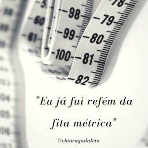 Chiara Gadaleta Instagram - Tenho que confessar que passei boa parte da minha carreira como modelo, MORRENDO de medo da fita métrica.
⠀
A moda, naquela época, nos anos 90, era um mercado absolutamente fechado, cheio de regras e que só aceitava as "medidas perfeitas", que naquele tempo eram : 90 cm de busto, 65 cm de cintura e 90 cm de quadril. Sureal para qualquer pessoa com mais de 1.75 de altura.
Passei anos refém dessas medidas que me adoeceram fisicamente e emocionalmente.
⠀
Sei que tem muita gente que ainda refém da fita métrica ou da balança.
⠀
Em tempos de pandemia tenho visto muitas mulheres, super jovens, embarcarem em uma viagem perigosa com dietas estranhas. Talvez porque estamos tão cansadas emocionalmente que precisamos controlar alguma coisa e na falta de algo externo, acabamos caindo na armadilha de controlar o corpo a partir de uma ótica distorcida. Um paradoxo em tempos que estamos lutando pela saúde.
⠀
A moda, depois de todos esses anos, evoluiu um pouco nesse aspecto e outras medidas, outros corpos, bem mais reais, são vistos em revistas e campanhas. Mas acredito que precisamos de mais, bem mais para acertar essa lente que perdeu o foco da realidade e do bem-estar e estabeleceu padrões malucos que levam tantas mulheres a perseguirem medidas impossíveis.
⠀
Eu sobrevivi a fita métrica, meu corpo se recuperou, e espero que a moda continue evoluindo.

⠀
⠀
#QualÉaMOdaQueTeRepresenta
#modaplural
#ecoera
#pandemia
⠀