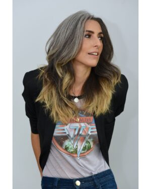 Chiara Gadaleta Instagram - As roupas que você veste dizem muito sobre você!
⠀
E pra falar sobre meio ambiente nessa semana tão importante e sobre como a moda pode falar sobre clima, biodiversidade, logística reversa dentre outros assuntos URGENTES, a gente precisa começar se olhando no espelho.
⠀
De que jeito você veste seu corpo e se comunica com o mundo?
Esse meu look, um dos meus preferidos do momento, fala sobre mim e sobre meus valores.
O blazer e a camiseta garimpados em vintage stores em @brechosecoera me deixam tranquila que estou aumentando a vida útil das peças e evitando o descarte prematuro.
E a calça jeans com chancela #amodapelagua me lembra que eu posso e devo pensar no consumo de água, nosso maior bem, quando decido comprar uma roupa.
A moda que me representa espalha histórias verdadeiras sobre as pessoas e o planeta e me veste de consciência limpa!
Vamos nessa?
⠀
#QualÉaModaQueTeRepresenta
#ecoera
#modapeloclima
#sustentabilidade
#calendarioecoera
