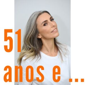 Chiara Gadaleta Instagram - Hoje eu completo 51 anos com 51 árvores!
⠀
Só tenho a agradecer a Deus por esses anos de jornada nessa dimensão que me deu a possibilidade de ser mãe, mulher e a profissional que eu sempre sonhei.
Obrigada a vocês, aqui nas redes que me enchem de energia para continuar. Obrigada Iniciativa Verde e todas as instituições do terceiro setor que nos ensinam tanto há tanto tempo.
Essa foto sou eu na essência com pouca maquiagem e sem químicos no cabelo.
⠀
Quero começar esse novo ano carbono zero e com essa camiseta branca pra gente desenhar, customizar, pintar e bordar ao longo da caminhada.
Seguimos juntos!
Obrigada pelo carinho e apoio de SEMPRE!
#chiaragadaleta
#ViverMelhorComMenos
#51anos
#modapeloclima
#sustentabilidade
#ecoera 
@iniciativaverde