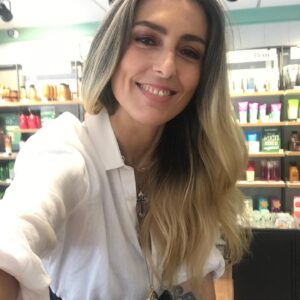 Chiara Gadaleta Instagram - A sustentabilidade é uma jornada de aprendizado contínuo!
E eu fico contente assim de encontrar projetos, pessoas e marcas que dividem comigo a mesma visão de mundo.
Nem sempre é fácil fazer boas escolhas na hora de comprar produtos de beleza, roupas ou peças de design mas com empresas cada vez mais conscientes, fica cada vez mais fácil.
Acredito que 2020 foi um ano onde a sustentabilidade virou pauta urgente nas empresas e espero que 2021 eu e todes do Movimento Ecoera possamos estar cada vez mais perto e colaborar com a nossa expertise.
O importante é seguirmos juntes não é mesmo ?
Boa semana!
#ecoera
#consumoconsciente
#belezaecoera
#reciclagem
#sustentabilidade
#doeuparaonós