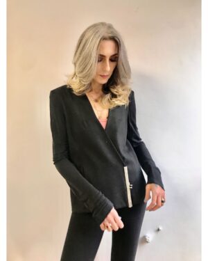 Chiara Gadaleta Instagram - Vou te contar a historia desse look vintage da Maria Bonita.
Eu ganhei esse blazer uns 10 anos atrás de um assessor da marca que me dizia que as peças de alta qualidade são por essência, mais sustentáveis. Ele tinha razão. Usei em ocasiões bem especiais e o primor da costura, dos acabamentos falam por si só. Além de MUITO chic, veste MUITO bem e toda vez que usei me senti SUPER bem. Sim, a moda que me representa é confortável e me deixa segura.
⠀
⠀
Pra mim, cada peça de roupa carrega memórias e essa me lembra de um tempo diferente no mercado da moda nacional. Um tempo que já passou mas que tem muito a nos ensinar.
Sim, peças de qualidade duram mais e NÃO são descartadas de forma prematura e em locais inadequados causando impacto ambiental desnecessário. E sim, peças de qualidade, que podem ser passadas de uma pessoa para outra, e ter um ciclo d vida bem longo, SÃO mais sustentáveis.
Viva a moda bem feita, bem criada, bem produzida, bem distribuída, bem vendia, bem comprada e bem descartada.
E se tudo der certo nessa jornada, a peça vira vintage e se torna uma mensageira de boas histórias.
Essa sim é a moda que eu gosto de celebrar!
E você? Posta uma foto no teu perfil contando boas histórias sobre peças que vicê tem ou que já viraram vintage!
Ah, posta com #QualÉaMOdaQueTeRepresenta para gente poder repostar.
⠀
#ecoera
#moda
#sustentabilidade
#vintage
#brechos
#QualÉaMOdaQueTeRepresenta
@brechosecoera
⠀
