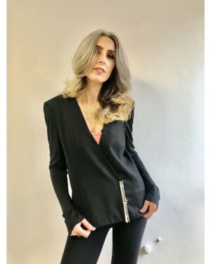 Chiara Gadaleta Instagram - Vou te contar a historia desse look vintage da Maria Bonita.
Eu ganhei esse blazer uns 10 anos atrás de um assessor da marca que me dizia que as peças de alta qualidade são por essência, mais sustentáveis. Ele tinha razão. Usei em ocasiões bem especiais e o primor da costura, dos acabamentos falam por si só. Além de MUITO chic, veste MUITO bem e toda vez que usei me senti SUPER bem. Sim, a moda que me representa é confortável e me deixa segura.
⠀
⠀
Pra mim, cada peça de roupa carrega memórias e essa me lembra de um tempo diferente no mercado da moda nacional. Um tempo que já passou mas que tem muito a nos ensinar.
Sim, peças de qualidade duram mais e NÃO são descartadas de forma prematura e em locais inadequados causando impacto ambiental desnecessário. E sim, peças de qualidade, que podem ser passadas de uma pessoa para outra, e ter um ciclo d vida bem longo, SÃO mais sustentáveis.
Viva a moda bem feita, bem criada, bem produzida, bem distribuída, bem vendia, bem comprada e bem descartada.
E se tudo der certo nessa jornada, a peça vira vintage e se torna uma mensageira de boas histórias.
Essa sim é a moda que eu gosto de celebrar!
E você? Posta uma foto no teu perfil contando boas histórias sobre peças que vicê tem ou que já viraram vintage!
Ah, posta com #QualÉaMOdaQueTeRepresenta para gente poder repostar.
⠀
#ecoera
#moda
#sustentabilidade
#vintage
#brechos
#QualÉaMOdaQueTeRepresenta
@brechosecoera
⠀