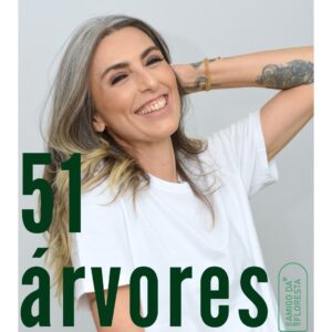 Chiara Gadaleta Instagram - Hoje eu completo 51 anos com 51 árvores!
⠀
Só tenho a agradecer a Deus por esses anos de jornada nessa dimensão que me deu a possibilidade de ser mãe, mulher e a profissional que eu sempre sonhei.
Obrigada a vocês, aqui nas redes que me enchem de energia para continuar. Obrigada Iniciativa Verde e todas as instituições do terceiro setor que nos ensinam tanto há tanto tempo.
Essa foto sou eu na essência com pouca maquiagem e sem químicos no cabelo.
⠀
Quero começar esse novo ano carbono zero e com essa camiseta branca pra gente desenhar, customizar, pintar e bordar ao longo da caminhada.
Seguimos juntos!
Obrigada pelo carinho e apoio de SEMPRE!
#chiaragadaleta
#ViverMelhorComMenos
#51anos
#modapeloclima
#sustentabilidade
#ecoera 
@iniciativaverde