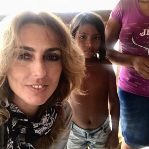 Chiara Gadaleta Instagram - Não é mais sobre mim e sim sobre as próximas gerações.
Os impactos das nossas atitudes ao longo das últimas décadas já são de conhecimento geral. O que antes era uma conversa fechada hoje é assunto diário aqui nas redes sociais.
Eu já entendi que qualquer coisa que eu faça , principalmente hoje em meio a uma pandemia, tem consequências sérias na vida do outro.
Tenho refletido sobre esse ano em quarentena e de como sinto falta de poder ir e vir. Falta da Amazônia , das comunidades ribeirinhas e de me sentir a serviço das pessoas, dos rios e da Floresta por lá.
Dessa experiência tiro a necessidade de mais empatia e equidade. Mais justiça , direito a água limpa e à saude.
Termino esse ano difícil com a esperança que 2021 a gente saia do umbigo e pense mais no próximo,
desta e das gerações que virão.
Vamos juntes!
#chiaragadaletanaamazoniamazonia
#projetokaapu
#amazonia
#doeuparaonós
#fridayforfuture