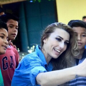 Chiara Gadaleta Instagram - Não é mais sobre mim e sim sobre as próximas gerações.
Os impactos das nossas atitudes ao longo das últimas décadas já são de conhecimento geral. O que antes era uma conversa fechada hoje é assunto diário aqui nas redes sociais.
Eu já entendi que qualquer coisa que eu faça , principalmente hoje em meio a uma pandemia, tem consequências sérias na vida do outro.
Tenho refletido sobre esse ano em quarentena e de como sinto falta de poder ir e vir. Falta da Amazônia , das comunidades ribeirinhas e de me sentir a serviço das pessoas, dos rios e da Floresta por lá.
Dessa experiência tiro a necessidade de mais empatia e equidade. Mais justiça , direito a água limpa e à saude.
Termino esse ano difícil com a esperança que 2021 a gente saia do umbigo e pense mais no próximo,
desta e das gerações que virão.
Vamos juntes!
#chiaragadaletanaamazoniamazonia
#projetokaapu
#amazonia
#doeuparaonós
#fridayforfuture