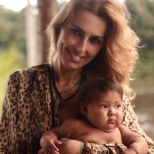 Chiara Gadaleta Instagram - Não é mais sobre mim e sim sobre as próximas gerações.
Os impactos das nossas atitudes ao longo das últimas décadas já são de conhecimento geral. O que antes era uma conversa fechada hoje é assunto diário aqui nas redes sociais.
Eu já entendi que qualquer coisa que eu faça , principalmente hoje em meio a uma pandemia, tem consequências sérias na vida do outro.
Tenho refletido sobre esse ano em quarentena e de como sinto falta de poder ir e vir. Falta da Amazônia , das comunidades ribeirinhas e de me sentir a serviço das pessoas, dos rios e da Floresta por lá.
Dessa experiência tiro a necessidade de mais empatia e equidade. Mais justiça , direito a água limpa e à saude.
Termino esse ano difícil com a esperança que 2021 a gente saia do umbigo e pense mais no próximo,
desta e das gerações que virão.
Vamos juntes!
#chiaragadaletanaamazoniamazonia
#projetokaapu
#amazonia
#doeuparaonós
#fridayforfuture