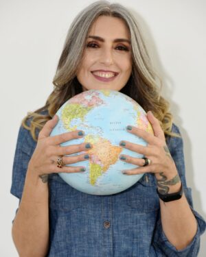 Chiara Gadaleta Instagram - Começando a semana assim, bem abraçada com o planeta.
Nossa casa que precisa de carinho e de cuidados.
Nós, que trabalhamos com os mercados da moda, da beleza e do design, sabemos que as mudanças são em todas as etapas da cadeia de produção: pré-consumo, consumo e pós consumo.
As empresas precisam de comprometer em diminuir seus impactos negativos e os consumidores podem promover marcas que DE FATO, estão fazendo parte desse movimento urgente.
O que você acha que as empresas podem indicar como práticas positivas? Acha que estamos evoluindo? 
Bora conversar e provocar empresas conscientes e se comprometerem cada vez mais
Vamos juntos!

#EcoEra
#moda
#modapeloclima
#sustentabilidade
#planet
#planeta