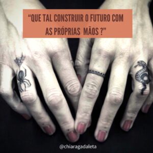 Chiara Gadaleta Instagram - O futuro é FEITO À MÃO.
Todos os dias renovo meu propósito de vida.
Eu descobri a minha missão, espalhar a mensagem da sustentabilidade, no começo dos anos 2000 e de lá pra cá a jornada tem sido intensa, desafiadora e maravilhosa.
Você sabe qual é o seu propósito nesse mundo que pede mudanças e que está em constante transformação?
Não precisa ir muito longe, na verdade a missão de cada um pode ser MUITO SIMPLES, melhorar um milímetro a cada dia, ajudar as pessoas e o planeta um pouquinho diariamente pode MUDAR tudo ao nosso redor. A positividade e a empatia são revolucionarias.
Eu gosto mesmo é da ideia de EVOLUIR a cada dia e construir um FUTURO melhor, com as minhas próprias mãos, entrado em AÇÃO, me responsabilizando por o que está o meu alcánce e ajudando, principalmente em tempos de pandemia, a criar um COLETIVO mais saudável.
Você vem comigo?
Posta um foto das tuas mãos com uma motivação ou ideia para um FUTURO melhor.
#bomdomingo
#futuro
#doeuparaonós
#ecoera
#feitoamão 
#handmade 
#fattoamano 
#planeta