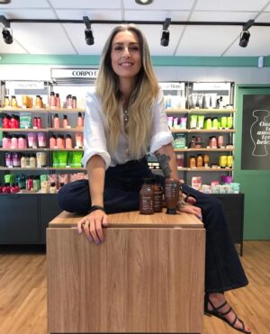 Chiara Gadaleta Instagram - Estou sentando em cima de praticamente 3 toneladas de plástico RECICLADO! 
Sim, isso mesmo! Fui conhecer a primeira pop up com atributos sustentáveis do @oboticario no Parque Ibirapuera, feita de plástico reciclado do teto ao chão! 
Fico muito animada com iniciativas como essas que mostram, através da criatividade e da inovação como podemos transformar nossos hábitos e fazer parte da mudança que o mundo pede hoje!

Venho me aproximando do @oboticario através da linha Nativa SPA Orgânico, que eu adoro, cheia de atributos sustentáveis: vegana, com ingredientes naturais e orgânicos, aliás o Boticário a a primeira empresa brasileira de cosméticos a receber a certificação Ecocert, e com embalagens de plásticos reciclado.
Eu busco marcas que compartilham os meus valores e meu propósito e fico contente de encontrar o Boticário nessa jornada. 
Vamos juntes !

#publiecoera
#publi 
#BotiRecicla
#VoceRetornaOBotiReciclaETransforma 
#OndeTemAmorTemBeleza