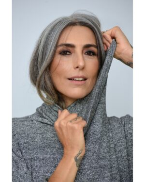 Chiara Gadaleta Instagram - Cansei de me esconder de mim mesma.
Também perdi o medo do cinza e do prateado.
E é tão libertador se olhar no espelho e ver que a imagem confere com a realidade.
⠀
Confesso que nem sempre foi assim e até pouco tempo ainda ficava presa a padrões preestabelecidos na moda, como idade certa, cor de cabelo certo ...
⠀
Aprendi que não tem certo ou errado, tem o que me faz sentir bem e confortável na minha própria pele. E #ViverMelhorComMenos químicos tem sido maravilhoso e um ato de amor por mim mesma.
Ufa! Eu consegui e você também pode! Tive momentos difíceis e tive vontade de desistir, mas deu certo.
Deixo dicas de como tem sido essa transição nos stories.
bjs e super boa sexta-feira!
⠀
#ViverMelhorComMenos
#chiaragadaleta
#cabelosprateados
#silver
#belezanatural
⠀
⠀