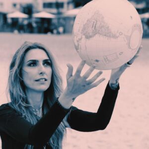 Chiara Gadaleta Instagram - Hoje é Dia da Terra 

Essa data foi criada em 1970 logo depois de um protesto em prol do meio ambiente nos Estados Unidos

No Movimento Ecoera a gente comemora há 15 anos esse dia que faz a gente se questionar sobre o nosso papel nesse planeta 
A gente acredita que cada um tem uma missão nessa jornada de cuidar da casa, da NOSSA casa
A gente sabe que somos muitos,  quase 8 bilhões, mas a gente vem aprendendo, as vezes na marra, como nesse momento de pandemia, que na verdade somos UM

Hoje começa a Cúpula do Clima, um momento importante onde o mundo vai discutir assuntos urgentes sobre a nossa casa 

Clica no link na bio, lá no calendário Ecoera pra saber mais sobre datas que podem transformar nossa percepção de mundo 

Eu quero e preciso cuidar na MINHA, da NOSSA casa para que ela possa receber as futuras gerações 

Vamos juntos ?
#doeuparaonós 
#ecoera
@portalecoera 
#sustentabilidade 
#moda
#diadaterra 
#calendarioecoera