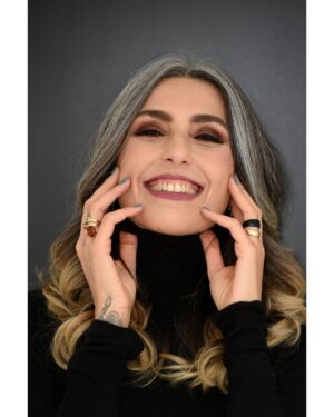 Chiara Gadaleta Instagram - Sorrir pra mim sempre foi um ato de resistência.
Esse é o meu jeito de falar sobre assuntos sérios como sustentabilidade, responsabilidade com as próximas gerações, aceitação, preconceito, saúde, pandemia e muitos outros.
Sempre achei que a gente podia mudar o mundo com carinho, empatia e sem raiva.
Continuo achando.
Esse é meu ativismo, o da consciência com amizade, com uma boa conversa, um abraço, mesmo que virtual.
É assim que eu mudo o mundo dentro de mim e fora.
⠀
Semana começando com um sorriso no rosto e com esperança que a gente vai passar por esses momentos difíceis.
⠀
Essa semana tem um monte de novidades, projetos realizados com muito ativismo do amor lá no @brechosecoera no @portalecoera e na @escolaecoera 
⠀
Desejo uma super semana consciente pra todos. Lembrando que a gente precisa continuar usando máscara, lavar as mãos e aumentar ainda mais a torcida para a vacina chegar logo pra todos.
Amo vocês!
#ecoera
#doeuparaonós
#escolaecoera
#amor