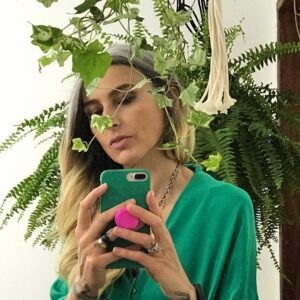 Chiara Gadaleta Instagram - Terça-feira verde e com #lookecoera vintage. Dia cheio de reuniões com o Time Ecoera @ecoera_oficial e já na ativa editando e produzindo as próximas aulas do @cursosecoera !
Que os novos ventos deste novo ano possam espalhar a mensagem da SUSTENTABILIDADE na MODA, na BELEZA e no DESIGN!
Vamos juntes!
#ecoera
#cursosecoera
#metodologiaecoera 
#sustentabilidade
#moda
#beleza
#design
