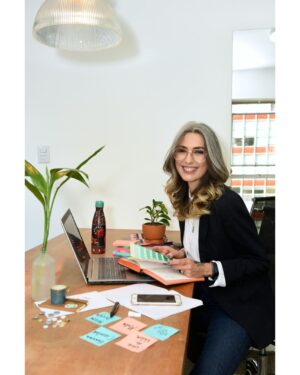 Chiara Gadaleta Instagram - Não tem nada que me dá mais prazer do que trabalhar junto com empresas dos setores de moda, beleza e design em suas jornadas pela sustentabilidade.
E para que empresas e consumidores finais fiquem na mesma página, essa semana a gente tem encontro marcado às 15:00 hs para falar sobre ESG, MODA e DESIGN!
Hoje, amanhã˙a e 4-feira.
Para participar gratuitamente é só se cadastrar no link da bio.
Até já já.
#EcoEra
#QualÉaModaQueTeRepresenta
#sustentabilidade
#moda