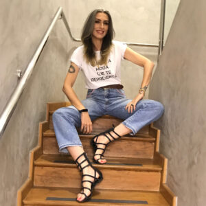 Chiara Gadaleta Instagram - Começando a semana de bem com o espelho e alinhada com meus valores.
⠀
Camiseta do Movimento Ecoera e calça garimpada em #brecho e customizada pela minha filha @lailaklaj
⠀
Quando escolho a camiseta "Qual É a Moda Que Te Representa ?" sei que estou vestida da minha missão e espalhando a mensagem da sustentabilidade na moda e, quando uso uma peça que seria descartada mas ganhou nova vida, tenho a certeza que a criatividade é a principal ferramenta de transformação!
⠀
Desejo uma super semana, criativa e consciente pra todos!
Vamos juntos!
⠀
#QualÉaModaQueTeRepresenta
@brechosecoera
#sustentabilidade
#ecoera
#moda