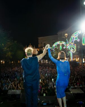 Chiara Galiazzo Instagram - Amo la musica, Amo la gioia dei concerti d’ estate, Amo la Puglia e dopo l’ altra sera Amo anche la Banda❤️

Grazie a quel visionario di @renzorubinoofficial che se ne è inventata un’ altra di vincente 🥁 e Grazie a tutti i miei Compá❤️

Dress by @patriziapepe

📸 @joena_ph