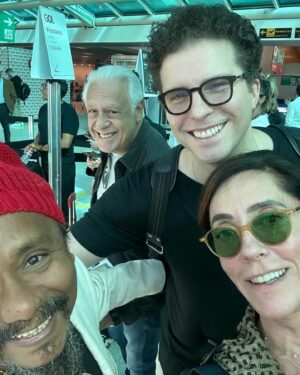 Chico César Instagram - E nessa plataforma - Estação da Vida - temos encontros adoráveis @oficialchicocesar @thiagofragoso @antoniofagundes Vamo que vamo que ‘Dois de Nós’ @doisdenosteatro está chegando! 🎭🥰✨