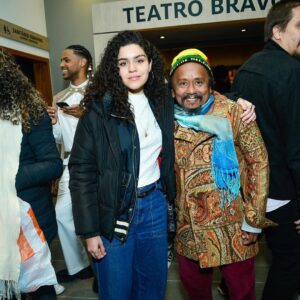 Chico César Instagram - eu e minha afilhada @maria.ramalhoprado fomos ver e aplaudir @vanessadamata fazendo magistralmente  @claranunesmusical, um belo tributo à cultura e à religiosidade afro-brasileiras. 

Repost from @duzitos
•
Famosos na sessão vip do musical Clara Nunes no Teatro Bravos em SP.

📷 Eduardo Martins