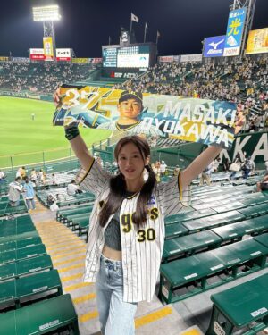 Chihiro Kawakami Instagram - 🐯

現地とらほー！！！

阪神タイガースWomenの水流麻夏選手と🐯☝🏻

" KOSHIEN CLASSIC SERIES "
ということで甲子園では100周年記念式典が
盛りだくさんでした🏟️

五回裏終了後のベリーグッドマンさんのスペシャルライブも最高だったし、100周年記念グルメを買うとリストバンドがもらえたり、とにかく最高が詰まってる甲子園でした⚾️

何より、勝ち試合を見れたことが嬉しかった〜！！

明日は甲子園100周年の日
明日も勝ちますように。

誘ってくれたあさかちゃんありがとう🐯🙏🏻
タオルもお借りしました！笑

#阪神タイガース #阪神タイガースWomen
#とらほー #甲子園 #甲子園グルメ大使
#TORACO #甲子園100周年