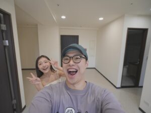 Children Chiu Instagram - 【志恒&品妤🏠夢想小宅】

各位！我們終於有一間自己的工作室啦！

在中壢的小房間裡拍片也已經六年了，終於下定決心租一個大一點的地方，跟我的新夥伴🌷品妤Baby一起往夢想前進！

但目前的工作室就如大家所見…相當空曠呢！

如果廠商有各種🛋️傢俱、家電想要合作曝光，歡迎與我聯繫，我們一定盡力配合！

👩🏻‍🎨軟裝師、室內設計師最近有空的！也可以跟我們講喔！

感謝大家🥹🥹🥹

📪聯絡信箱：blackdotchildren0704@gmail.com

（也可以用IG、FB私訊我們，我們都看得到喔！）

#熱血之餘 真的是好多錢錢呀🥲🥲
