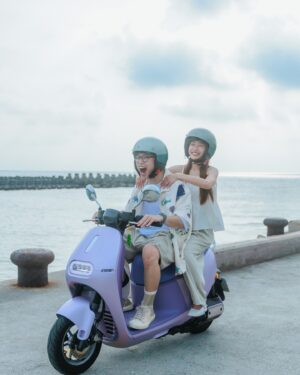 Children Chiu Instagram - 🌹我跟品妤剛在一起時，我都騎車載著她到處跑，殊不知一年後，我根本不出門的啊！哈哈哈！

導致她有點不爽…..所以某一天晚上，我只好載著她去陽明山看夜景，哇！還真的很美欸！這也是我第一次騎車去陽明山看夜景，於是品妤就問我：「那我們下次要不要環島？」我說：「喔買尬！你確定？」

但礙於當時的浪漫感，我只好答應了....直到下一次我們又騎著車去了北海岸，欸～有夠漂亮欸！比我整天在家裡鬼吼鬼叫有趣多了！好像真的可以去環島欸！

而且騎 Gogoro 比油車穩很多，起步都不會晃，重點是還很安靜！我們就這樣吹著海風，看著遠方的燈火，真爽！好像在拍電影哩！而且現在換電站也越來越密集了（記得先找好啊！打開 APP 即可隨時查詢換電站）

🔥還有樂在騎中加值方案，騎 Gogoro 環島更舒服了， 1 天 $249、 2 天 $449、 5 天 $949 三種加值方案，每日約可騎 550 公里 ，即日起至 9/20 期間，購買任一項「樂在騎中加值方案」，即可獲得 Gogoro 網路商店折扣金 $400！

🍏同時 Gogoro 還有舉辦各種環島活動，有機會獲得 Gogoro 環島遠征團 紀念行李束帶、 Gogoro Smart Points 500  點！（1 點 = $1 元，點數可折抵電池資費）
 
🏝️找好換電站！就出發吧！台灣！我來啦！
 
活動詳情這裡看：https://letsgogo.ro/4fLhprw
#Gogoro #你遲早要環的 #Gogoro環島遠征團 #樂在騎中加值方案  @gogoro_taiwan