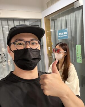 Children Chiu Instagram - 第一次陪女友動手術 一定是大拇指👍🏻！
她半年前去✨諾貝爾眼科✨做 #全飛秒近視雷射，半年之後還是活蹦亂跳，眼睛不乾澀也沒有畏光，她再也不用戴隱形眼鏡囉！爽～到不行～

👀全台服務
 @nobeleye.com.tw 

#諾貝爾眼科 #近視雷射手術 #全飛秒 #SMILEPro #趙振程醫師
