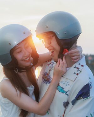 Children Chiu Instagram - 🌹我跟品妤剛在一起時，我都騎車載著她到處跑，殊不知一年後，我根本不出門的啊！哈哈哈！

導致她有點不爽…..所以某一天晚上，我只好載著她去陽明山看夜景，哇！還真的很美欸！這也是我第一次騎車去陽明山看夜景，於是品妤就問我：「那我們下次要不要環島？」我說：「喔買尬！你確定？」

但礙於當時的浪漫感，我只好答應了....直到下一次我們又騎著車去了北海岸，欸～有夠漂亮欸！比我整天在家裡鬼吼鬼叫有趣多了！好像真的可以去環島欸！

而且騎 Gogoro 比油車穩很多，起步都不會晃，重點是還很安靜！我們就這樣吹著海風，看著遠方的燈火，真爽！好像在拍電影哩！而且現在換電站也越來越密集了（記得先找好啊！打開 APP 即可隨時查詢換電站）

🔥還有樂在騎中加值方案，騎 Gogoro 環島更舒服了， 1 天 $249、 2 天 $449、 5 天 $949 三種加值方案，每日約可騎 550 公里 ，即日起至 9/20 期間，購買任一項「樂在騎中加值方案」，即可獲得 Gogoro 網路商店折扣金 $400！

🍏同時 Gogoro 還有舉辦各種環島活動，有機會獲得 Gogoro 環島遠征團 紀念行李束帶、 Gogoro Smart Points 500  點！（1 點 = $1 元，點數可折抵電池資費）
 
🏝️找好換電站！就出發吧！台灣！我來啦！
 
活動詳情這裡看：https://letsgogo.ro/4fLhprw
#Gogoro #你遲早要環的 #Gogoro環島遠征團 #樂在騎中加值方案  @gogoro_taiwan