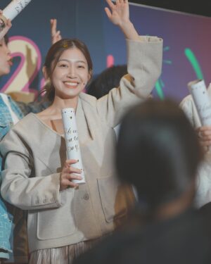 Children Chiu Instagram - 第一次陪女友動手術 一定是大拇指👍🏻！
她半年前去✨諾貝爾眼科✨做 #全飛秒近視雷射，半年之後還是活蹦亂跳，眼睛不乾澀也沒有畏光，她再也不用戴隱形眼鏡囉！爽～到不行～

👀全台服務
 @nobeleye.com.tw 

#諾貝爾眼科 #近視雷射手術 #全飛秒 #SMILEPro #趙振程醫師