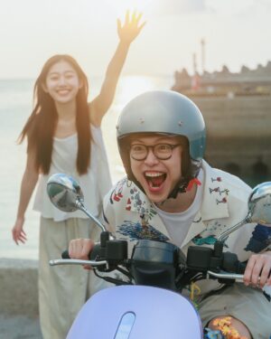 Children Chiu Instagram - 🌹我跟品妤剛在一起時，我都騎車載著她到處跑，殊不知一年後，我根本不出門的啊！哈哈哈！

導致她有點不爽…..所以某一天晚上，我只好載著她去陽明山看夜景，哇！還真的很美欸！這也是我第一次騎車去陽明山看夜景，於是品妤就問我：「那我們下次要不要環島？」我說：「喔買尬！你確定？」

但礙於當時的浪漫感，我只好答應了....直到下一次我們又騎著車去了北海岸，欸～有夠漂亮欸！比我整天在家裡鬼吼鬼叫有趣多了！好像真的可以去環島欸！

而且騎 Gogoro 比油車穩很多，起步都不會晃，重點是還很安靜！我們就這樣吹著海風，看著遠方的燈火，真爽！好像在拍電影哩！而且現在換電站也越來越密集了（記得先找好啊！打開 APP 即可隨時查詢換電站）

🔥還有樂在騎中加值方案，騎 Gogoro 環島更舒服了， 1 天 $249、 2 天 $449、 5 天 $949 三種加值方案，每日約可騎 550 公里 ，即日起至 9/20 期間，購買任一項「樂在騎中加值方案」，即可獲得 Gogoro 網路商店折扣金 $400！

🍏同時 Gogoro 還有舉辦各種環島活動，有機會獲得 Gogoro 環島遠征團 紀念行李束帶、 Gogoro Smart Points 500  點！（1 點 = $1 元，點數可折抵電池資費）
 
🏝️找好換電站！就出發吧！台灣！我來啦！
 
活動詳情這裡看：https://letsgogo.ro/4fLhprw
#Gogoro #你遲早要環的 #Gogoro環島遠征團 #樂在騎中加值方案  @gogoro_taiwan