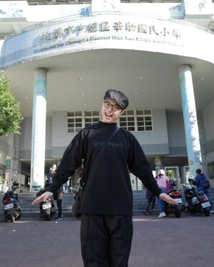 Children Chiu Instagram - 華勛國小🏫四年二班11號

👦🏻模範兒童-邱志恒！報到！

昨天回華勛投票，超懷念的！我以前都在這裡打球呀！

Top：@wisdom_official  @plainme_life 
Bottom：@tran_official_ 
Hat：@retrodandy_co