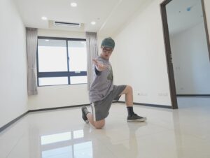 Children Chiu Instagram - 【志恒&品妤🏠夢想小宅】

各位！我們終於有一間自己的工作室啦！

在中壢的小房間裡拍片也已經六年了，終於下定決心租一個大一點的地方，跟我的新夥伴🌷品妤Baby一起往夢想前進！

但目前的工作室就如大家所見…相當空曠呢！

如果廠商有各種🛋️傢俱、家電想要合作曝光，歡迎與我聯繫，我們一定盡力配合！

👩🏻‍🎨軟裝師、室內設計師最近有空的！也可以跟我們講喔！

感謝大家🥹🥹🥹

📪聯絡信箱：blackdotchildren0704@gmail.com

（也可以用IG、FB私訊我們，我們都看得到喔！）

#熱血之餘 真的是好多錢錢呀🥲🥲