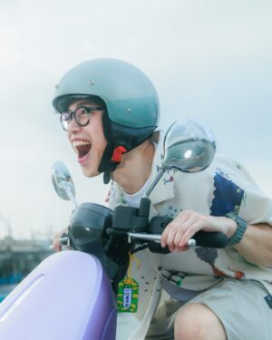 Children Chiu Instagram - 🌹我跟品妤剛在一起時，我都騎車載著她到處跑，殊不知一年後，我根本不出門的啊！哈哈哈！

導致她有點不爽…..所以某一天晚上，我只好載著她去陽明山看夜景，哇！還真的很美欸！這也是我第一次騎車去陽明山看夜景，於是品妤就問我：「那我們下次要不要環島？」我說：「喔買尬！你確定？」

但礙於當時的浪漫感，我只好答應了....直到下一次我們又騎著車去了北海岸，欸～有夠漂亮欸！比我整天在家裡鬼吼鬼叫有趣多了！好像真的可以去環島欸！

而且騎 Gogoro 比油車穩很多，起步都不會晃，重點是還很安靜！我們就這樣吹著海風，看著遠方的燈火，真爽！好像在拍電影哩！而且現在換電站也越來越密集了（記得先找好啊！打開 APP 即可隨時查詢換電站）

🔥還有樂在騎中加值方案，騎 Gogoro 環島更舒服了， 1 天 $249、 2 天 $449、 5 天 $949 三種加值方案，每日約可騎 550 公里 ，即日起至 9/20 期間，購買任一項「樂在騎中加值方案」，即可獲得 Gogoro 網路商店折扣金 $400！

🍏同時 Gogoro 還有舉辦各種環島活動，有機會獲得 Gogoro 環島遠征團 紀念行李束帶、 Gogoro Smart Points 500  點！（1 點 = $1 元，點數可折抵電池資費）
 
🏝️找好換電站！就出發吧！台灣！我來啦！
 
活動詳情這裡看：https://letsgogo.ro/4fLhprw
#Gogoro #你遲早要環的 #Gogoro環島遠征團 #樂在騎中加值方案  @gogoro_taiwan